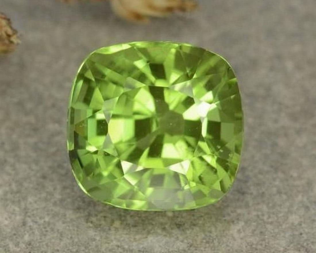 2.40 ct Natural Lively Green Peridot, Cushion Cut, VVS-VS, Myanmar (1 of 3)