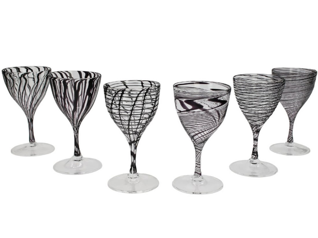 Set of 6 Murano Glass Black Lines Drinking Glasses Chalices: Set of 6 Murano Glass Black Lines Drinking Glasses Chalices This set of 6 glasses, entirely blown and handmade by renowned Murano glassmasters, features clear crystal glass with black stripes. The pri