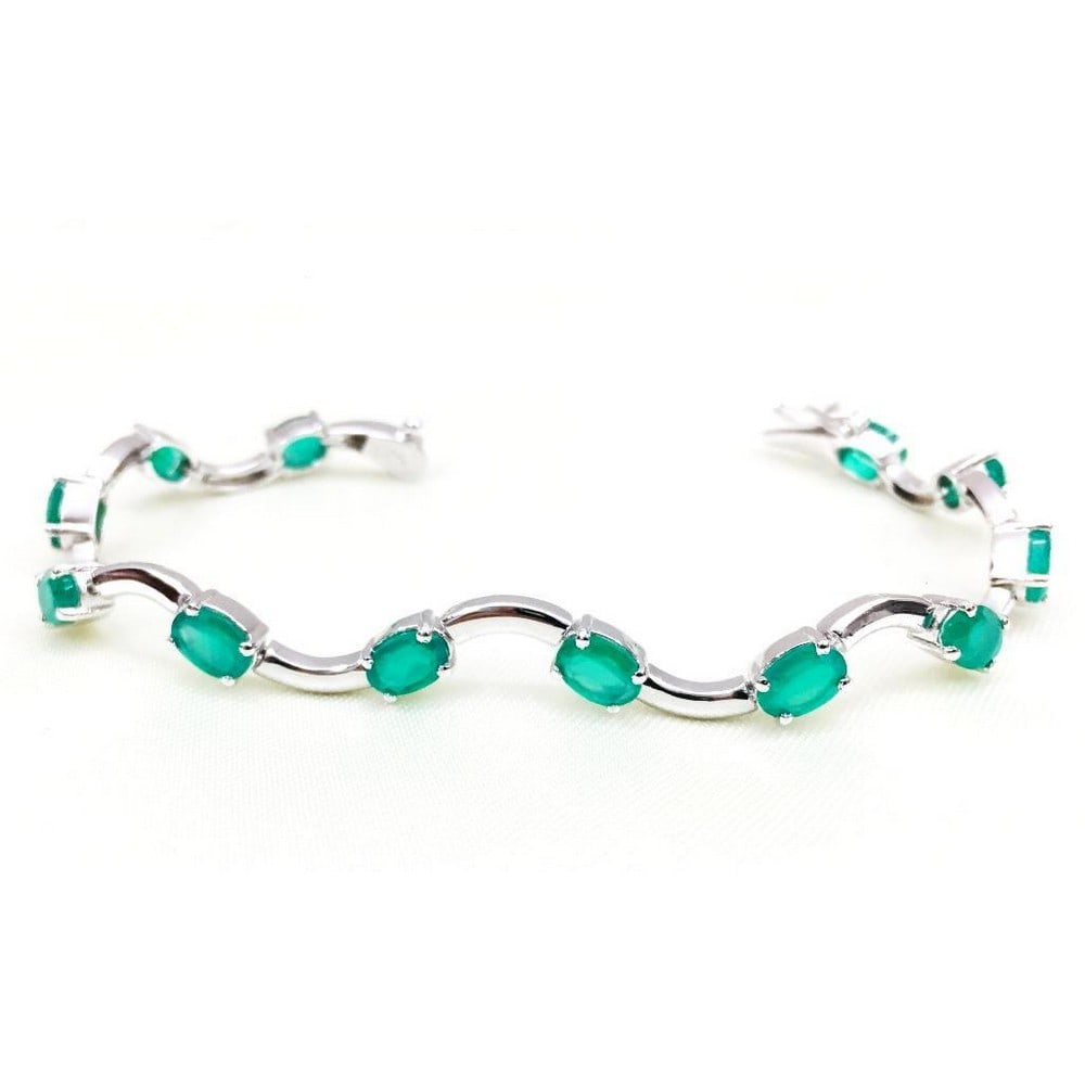 Green Onyx Wave Bracelet: Green Onyx Wave Bracelet This stunning 925 Sterling Silver bracelet features green onyx oval faceted gemstones. Gemstone Size: 7x5mm View Photos For Further Details.
