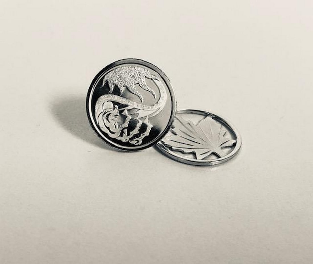 925 Sterling Silver Button And Leaf Pendant: 925 Sterling Silver Button And Leaf Pendant Cherished For Centuries, Sterling Silver Will Never Go Out Of Style. Timeless, Trendy And Versatile, You Could Really Wear These Anywhere.