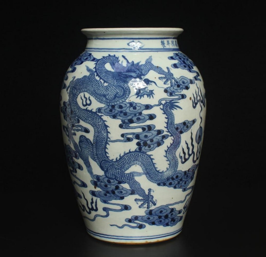 ??????: The Reign of Emperor Kangxi and Qing Dynasty Porcelain Dragon Vase (1644 - 1911): ??????: The Reign of Emperor Kangxi and Qing Dynasty Porcelain Dragon Vase (1644 - 1911) Step into the opulent era of the Reign of Emperor Kangxi and the Qing Dynasty with the Dragon Porcelain Pot, a
