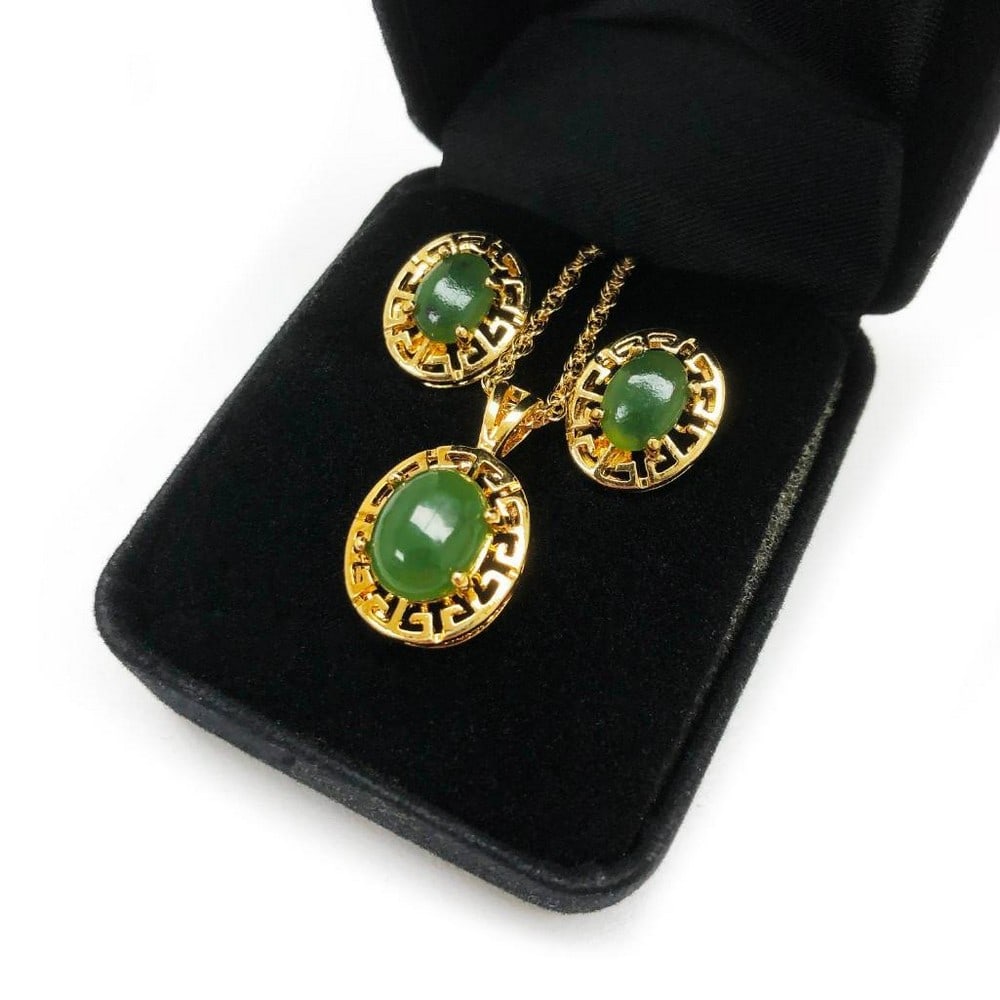 Vintage 3-Piece Gem Stone Necklace Gold Plating: For Auction Is A Vintage 3-Piece Jade Green Gem Stone Gold Plating. This Remarkable Piece Comes With A Jewlery Box For Safe Handling And Storage.