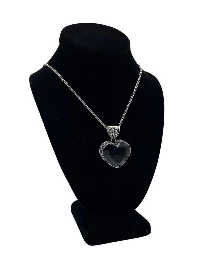 Vintage Black Heart Gemstone Pendant: Vintage Black Heart Gemstone Pendant Black heart gemstone pendant with vintage style silver designs around the pendant. This Pendant is on a 27" chain. View photos for further details.