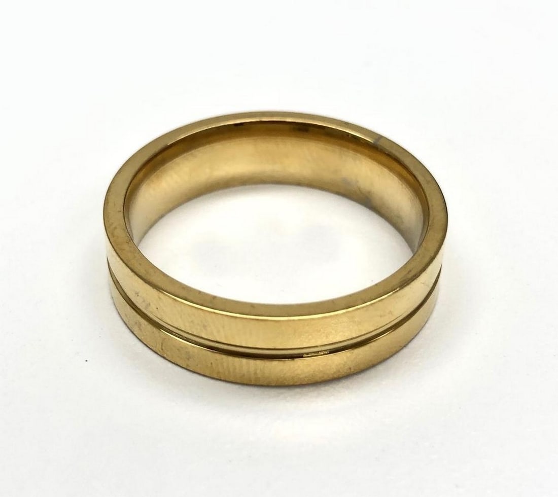 Womens Leve Gold Tone Mounted Rhinstone Wedding Band Ring (1 of 1)