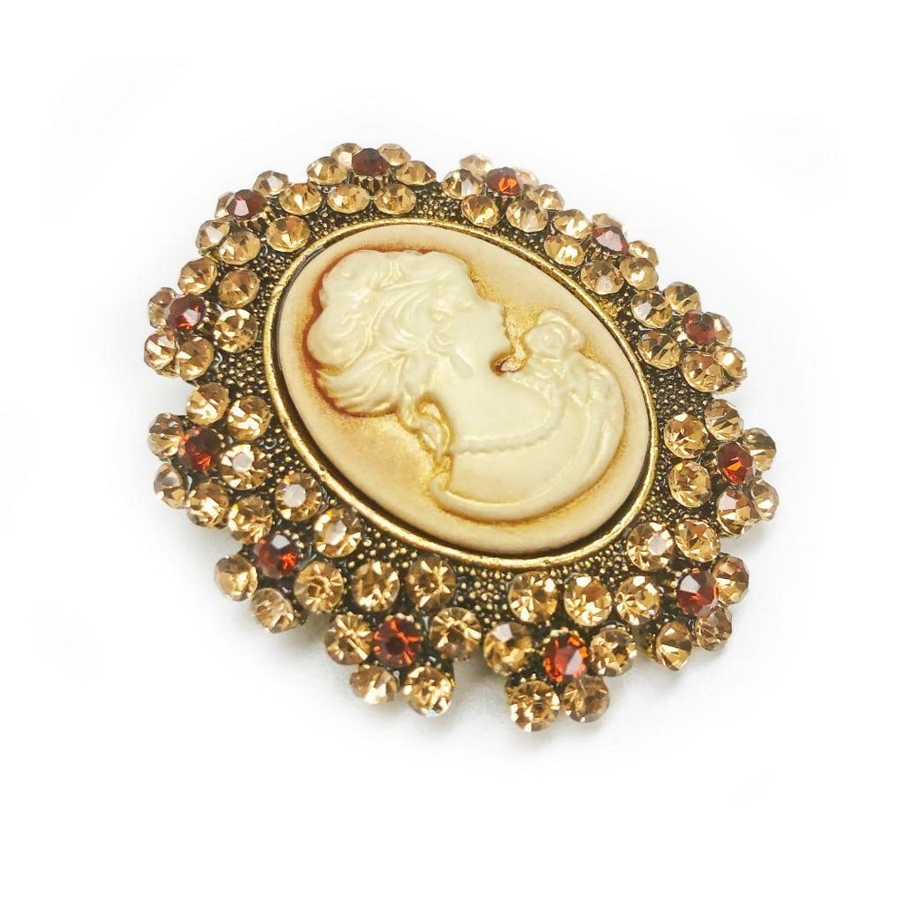 Ladies Silhouetted Rhinestone Cameo Pendant Broach: A Ladies Silhouetted Rhinestone Cameo Pendant Broach. Boarder Of The Cameo Is Inset With Whinstone's and Catches The Eye As Light Hits It. Broach Is In Excellent Condition. View Photos For Further