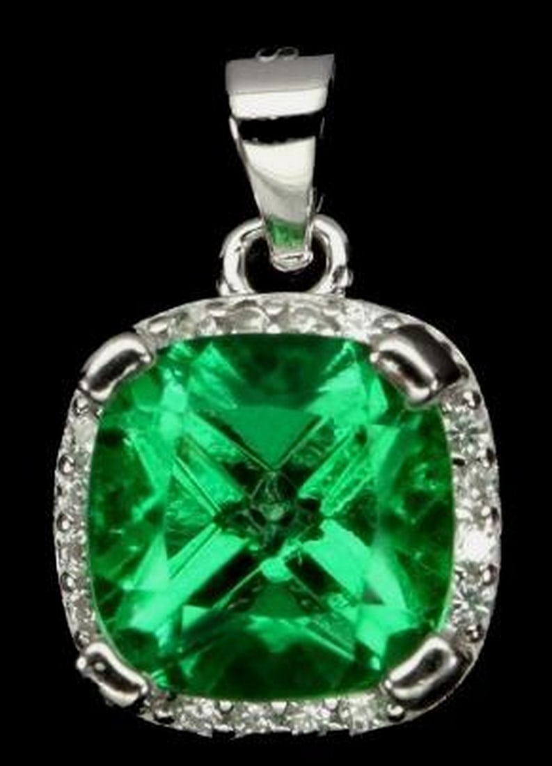 Sterling Silver Cushion Green Topaz Pendant: Sterling Silver Cushion Green Topaz Pendant This elegant pendant showcases an 8mm cushion-cut green topaz set in 925 sterling silver. Its vibrant color and classic design make it a timeless