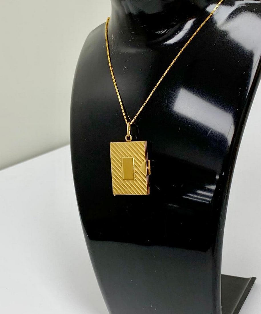 10K Gold Necklace, with a Solid 14K Gold Pendant: A very unique 10K Gold Necklace, with a Solid 14K Gold Pendant. This piece has been kept in great condition, and still holds that classic gold luster which all quality pieces portray. Please view
