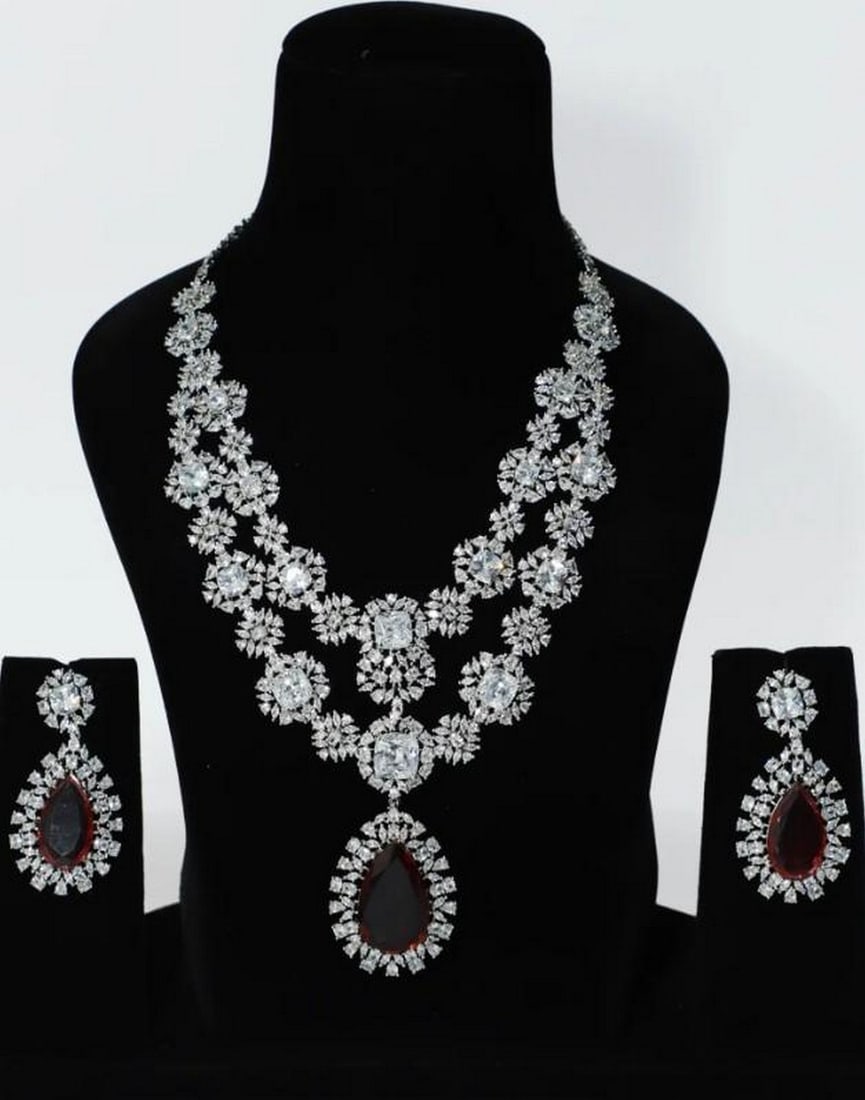 Crystal Blossom: Crystal Blossom —Floral Necklace Set This exquisite necklace and earring set is a true masterpiece of craftsmanship, designed to add a touch of sophistication and glamour to any occasion. The intri