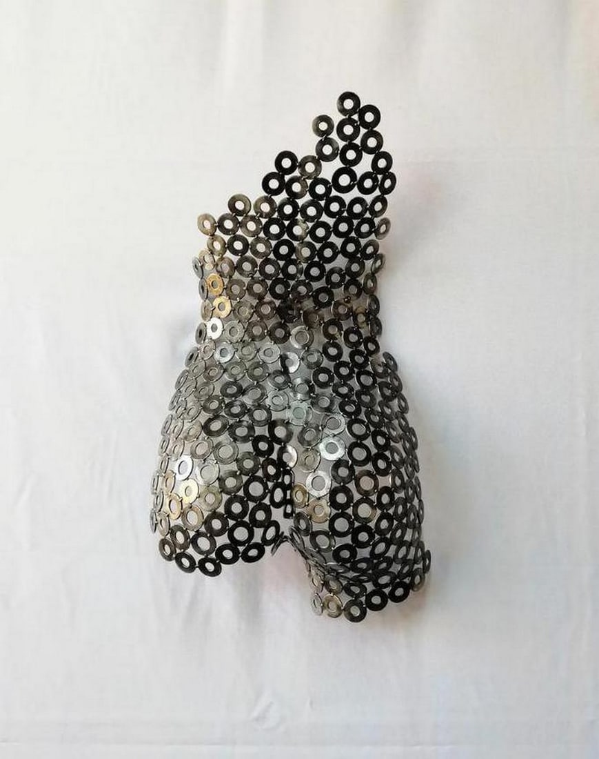 Abstract Female Torso Metal Sculpture: Abstract Female Torso Metal Sculpture This striking Abstract Female Torso Metal Sculpture captures the elegance and fluidity of the human form. Handcrafted and meticulously welded, each curve is shape