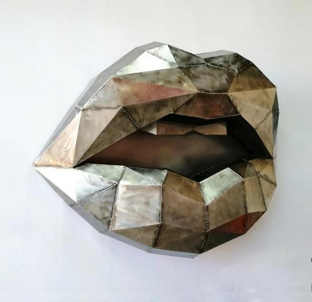 Metallic Lips Wall Sculpture – Abstract Minimalist Art: Metallic Lips Wall Sculpture – Abstract Minimalist Art A striking fusion of sensuality and modern design, this metal lips wall sculpture captivates with its bold yet minimalist aesthetic. Expertly w