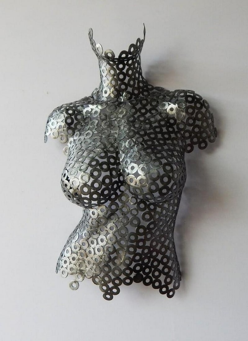 Steel Muse – Abstract Female Torso Sculpture: Steel Muse – Abstract Female Torso Sculpture This striking metal torso sculpture captures the essence of feminine elegance through bold, flowing lines. Handcrafted and meticulously welded, its flui