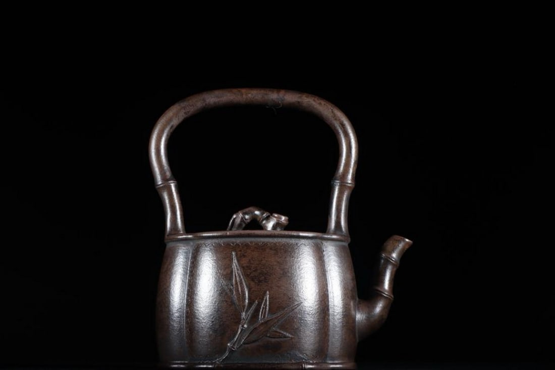 Bamboo Begonia Beam Zisha Teapot: Bamboo Begonia Beam Zisha Teapot This exquisite Zisha teapot, handcrafted and inspired by the renowned artist Chen Hanwen, features a unique design inspired by bamboo and begonia beams. The rich,