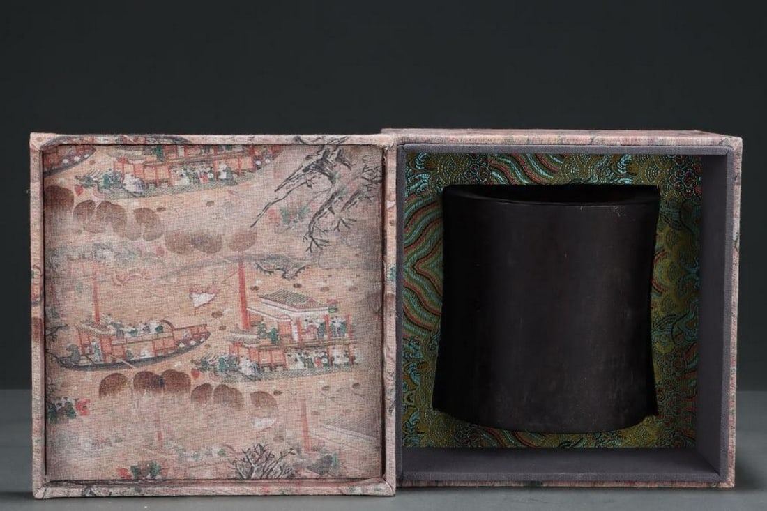 Old Collection Agarwood Carving Pen Holder: Old Collection Agarwood Carving Pen Holder A finely crafted pen holder made from aromatic agarwood, showcasing meticulous carving that highlights the natural beauty and rich grain of the wood. The ele