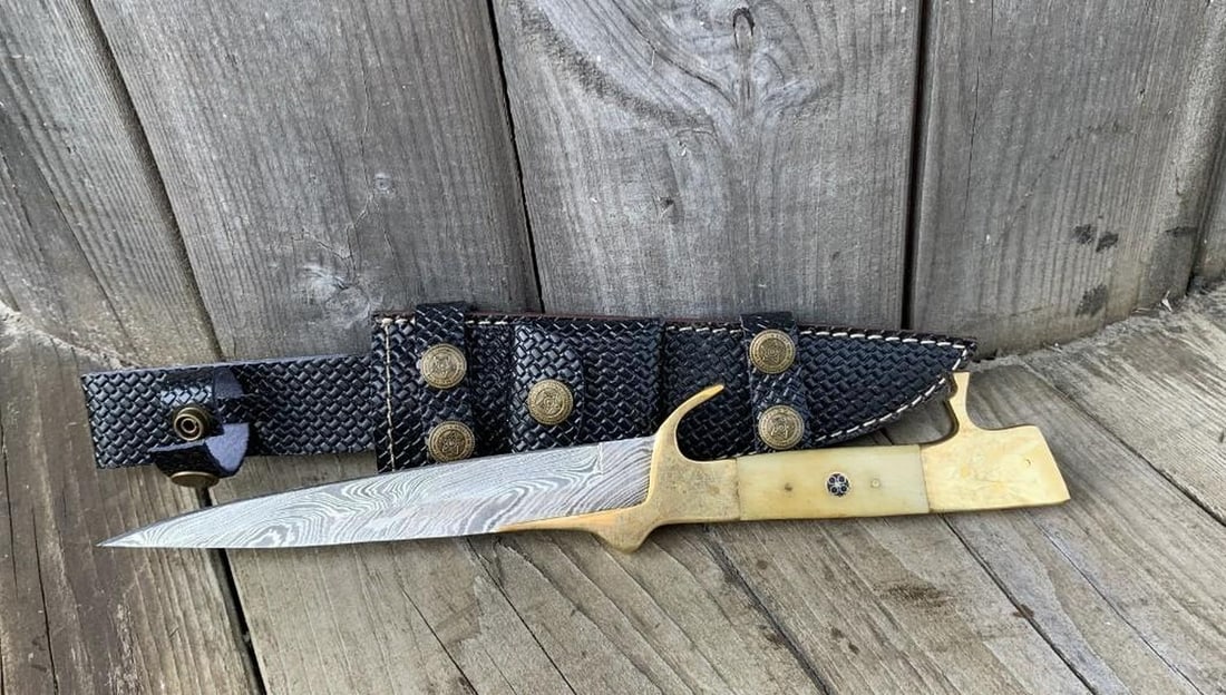 Grave Keeper Damascus Steel Blade Hunting Knife: Up For Auction Is The Grave Keeper Damascus Steel Blade Hunting Knife With Brass Butt & Bolster. A Clever Design Offering Protection To The Hand Of The Bearer With A Brass Butt & Bolster Guard. The