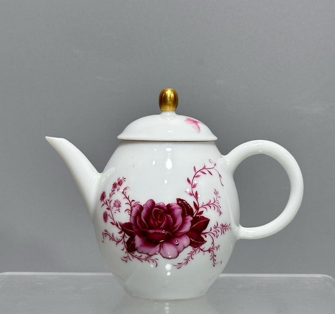 Yongzheng Year Enamel Floral Pattern Pot: Yongzheng Year Enamel Floral Pattern Pot A finely crafted porcelain pot from the Yongzheng period of the Qing Dynasty, decorated with intricate enamel floral patterns. The vibrant, delicately painted