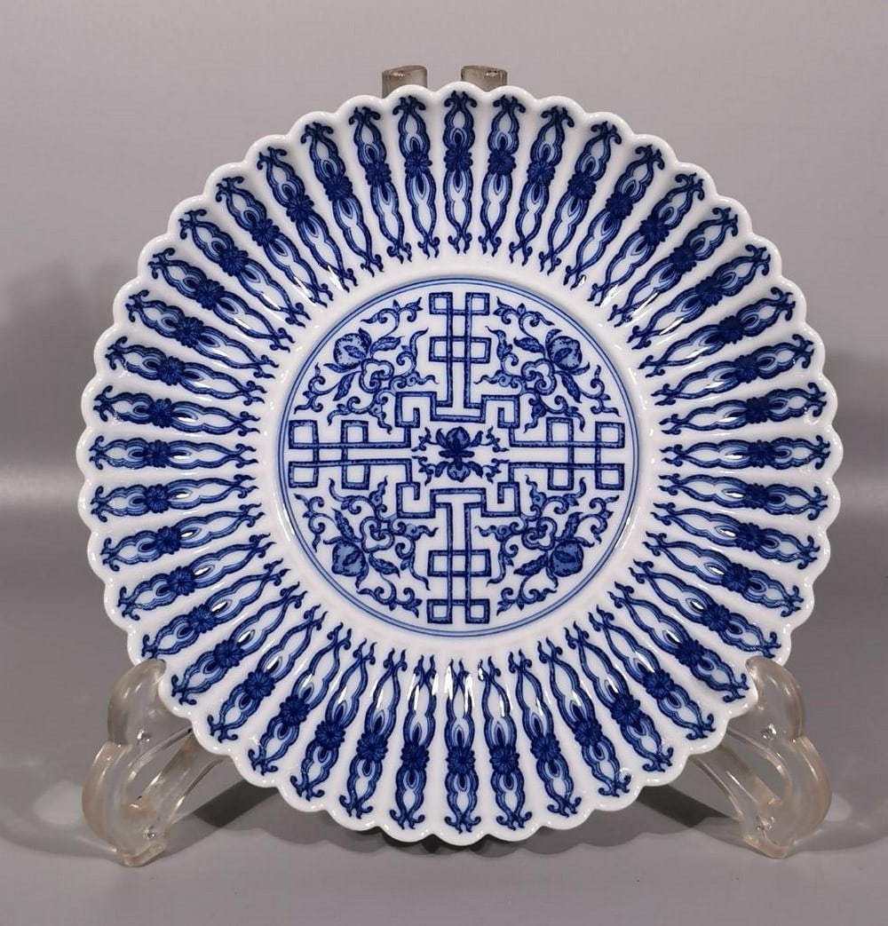 Qing Dynasty Qianlong Blue and White Longevity Chrysanthemum Plate: Qing Dynasty Qianlong Blue and White Longevity Chrysanthemum Plate A finely crafted porcelain plate from the Qianlong period of the Qing Dynasty, decorated in classic blue and white underglaze. The