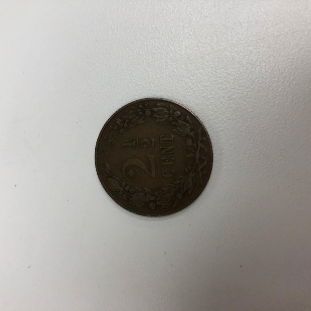 1905 WILHELMINA NETHERLAND 2 1/2 CENTS: Obverse Central design of a lion (crowned, facing left, holding a sword in right paw and seven arrows in left paw) within a beaded circle. Lettering above circle, date below. Lettering: KONINGRIJK DER