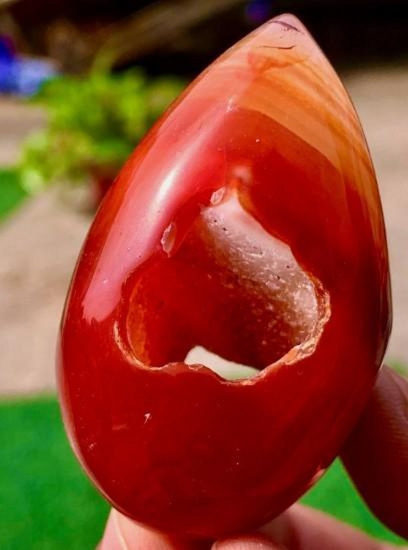 Natural Agate Crystal Cave with Quartz Crystal Interior: Natural Agate Crystal Cave with Quartz Crystal Interior This 60 gram natural agate crystal cave reveals a striking quartz crystal interior, showcasing shimmering points nestled within a smooth,