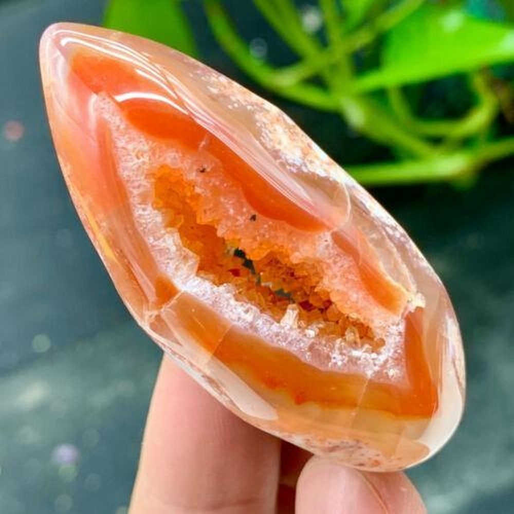 46g Natural Agate Crystal Cave with Quartz Crystals: 46g Natural Agate Crystal Cave with Quartz Crystals A beautiful 46g natural agate crystal cave, showcasing delicate quartz crystals within its formations. Ideal for collectors and those drawn to
