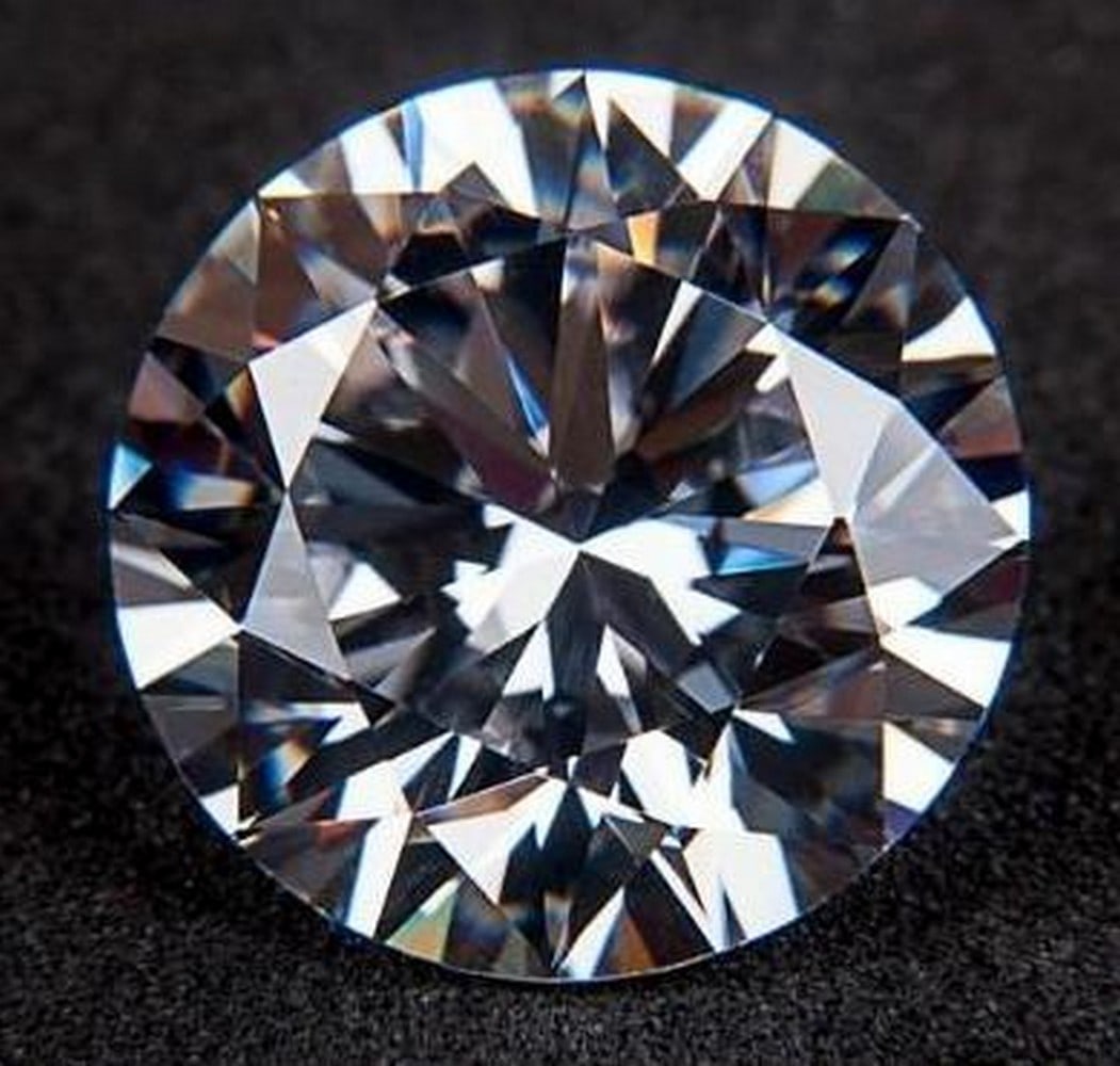 1ct Round Brilliant Cut R. Bellisima Simulated Diamond: 6mm in diameter (~ 1ct) Precisely hand-cut Exquisite radiance Clear color and lustre This is NOT a natural, mined diamond nor is it a CVD or HPHT diamond. It is a precisely cut R. Bellisima simul