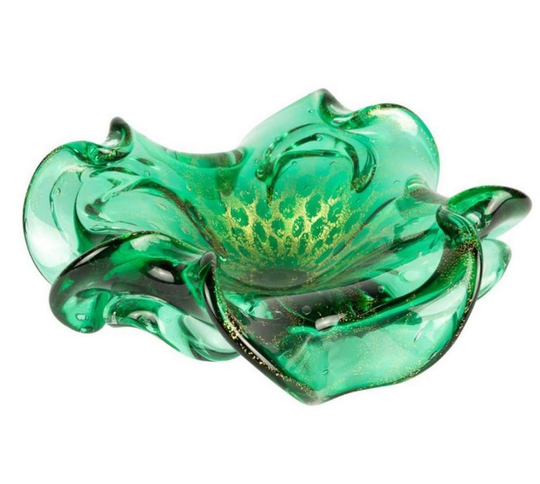 Green Flower Bowl with 24kt Gold – Murano Glass: Green Flower Bowl with 24kt Gold – Murano Glass This handmade blown plate is crafted with green glass and features a wave shape, created freehand without molds. Adorned with genuine 24kt gold leaf,