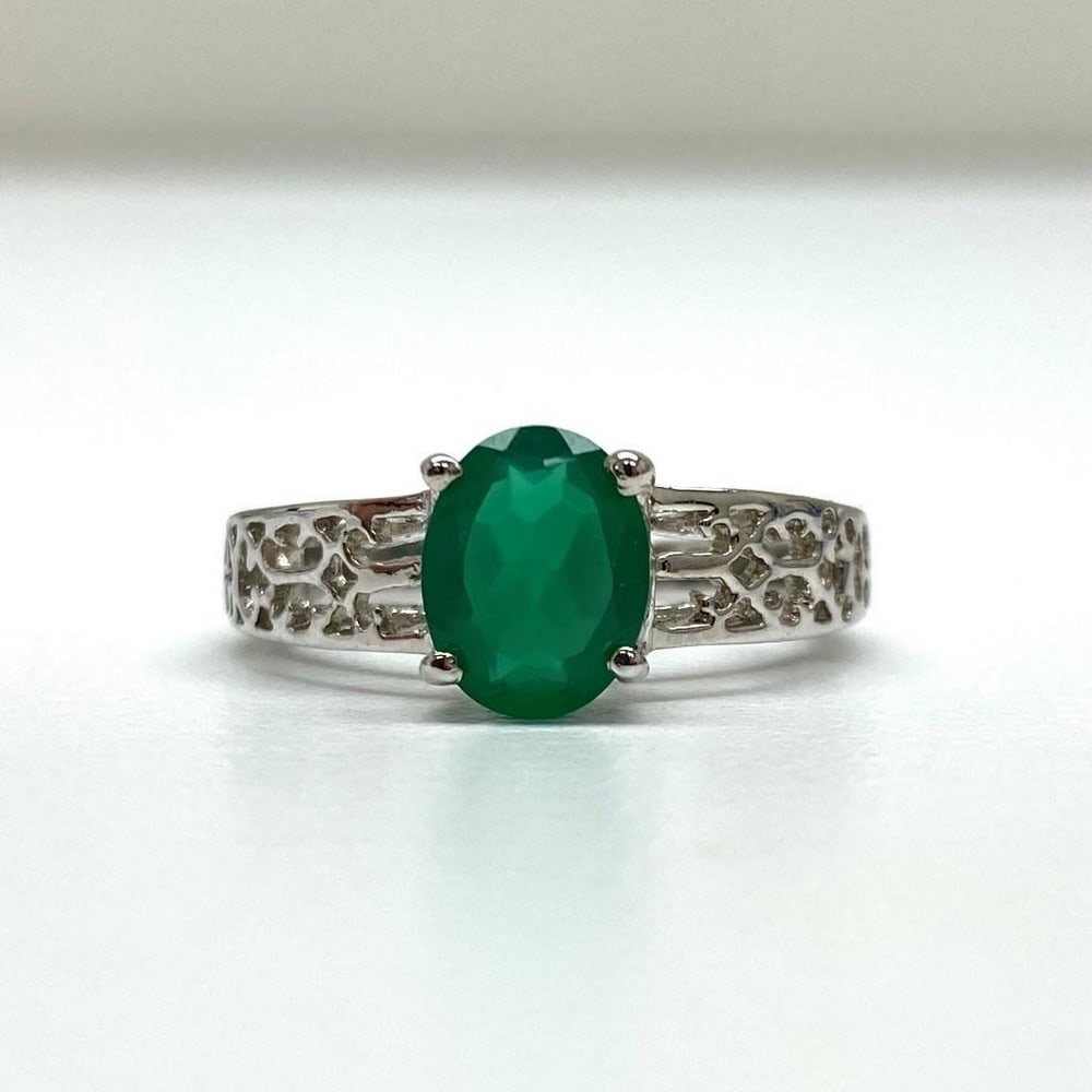 Large Green Agate Gemstone on an Intricate 925 Sterling Silver Band: Large Green Agate Gemstone on an Intricate 925 Sterling Silver Band. According to modern healers who use stones in healing, green agate increases compassion, generosity and a keen sense of justice, a