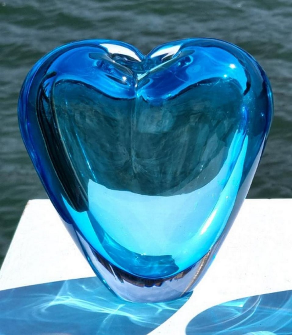 Vase Heart – Light Blue Sommerso – Murano Glass: Vase Heart – Light Blue Sommerso – Murano Glass This luxury Murano glass heart-shaped vase is handcrafted using the Sommerso technique, where a layer of colored glass is covered with a layer of cr