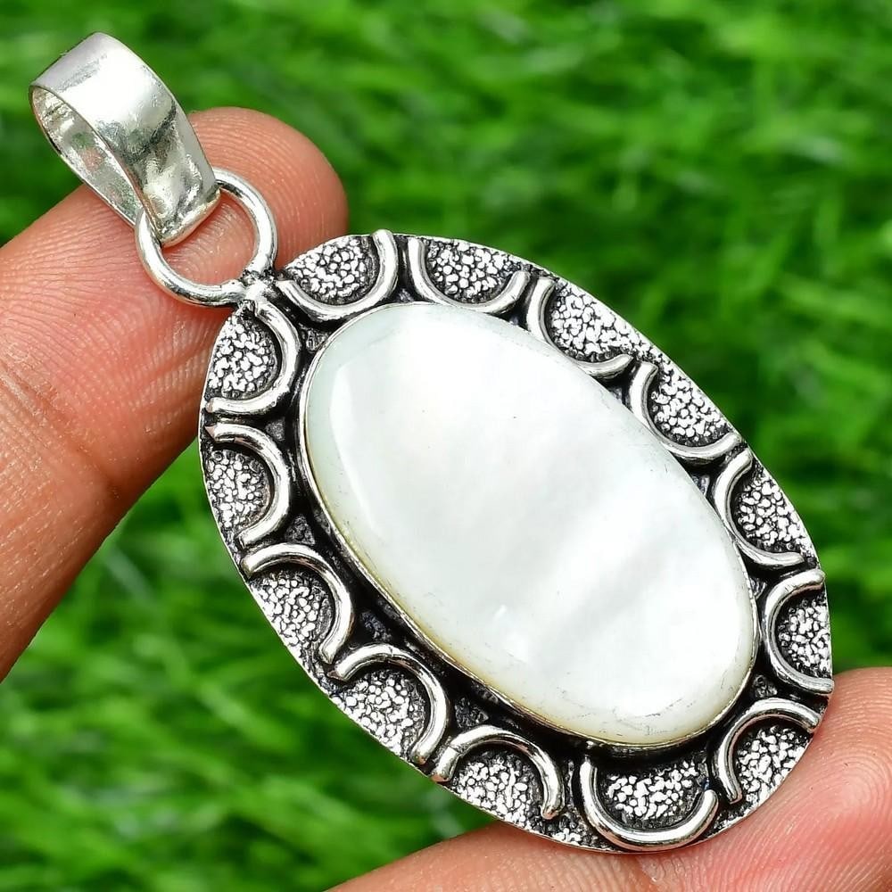 Mother of Pearl Gemstone Pendant in 925 Sterling Silver: Mother of Pearl Gemstone Pendant in 925 Sterling Silver This exquisite pendant features a stunning mother of pearl gemstone elegantly set in high-quality 925 sterling silver. Its iridescent surface