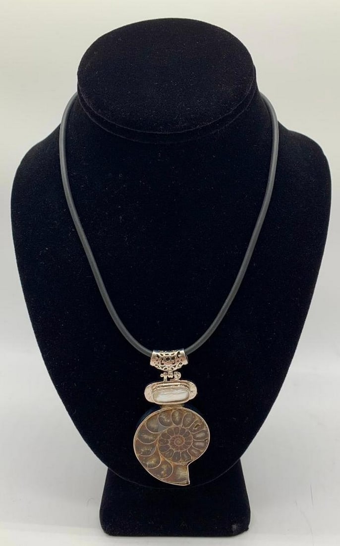 STUNNING WHITE & BROWN BIWA PEARL SNAIL PENDANT: Stunning White & Brown Biwa Pearl Snail Pendant Biwa Pearls are said to have the powers that purify the thoughts that flow through the body and mind. Wear this beautiful pendant and feel the