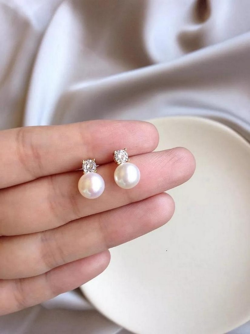 Natural South Sea Drop Pearl Earrings in 925 Silver: Natural South Sea Drop Pearl Earrings in 925 Silver These natural South Sea pearl earrings shine with elegance, set in 925 silver for a timeless and sophisticated look. Perfect for any occasion. Vie