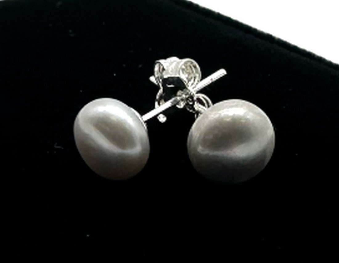 7-8mm Silver Grey Freshwater Pearl 925 Silver Stud Earrings: 7-8mm Silver Grey Freshwater Pearl 925 Silver Stud Earrings These Are A Lovely Set Of Stud Earring Offering A Fresh & Warming Look. Each Earring Is Stamped 925 On The Backing Of The Sterling Silv