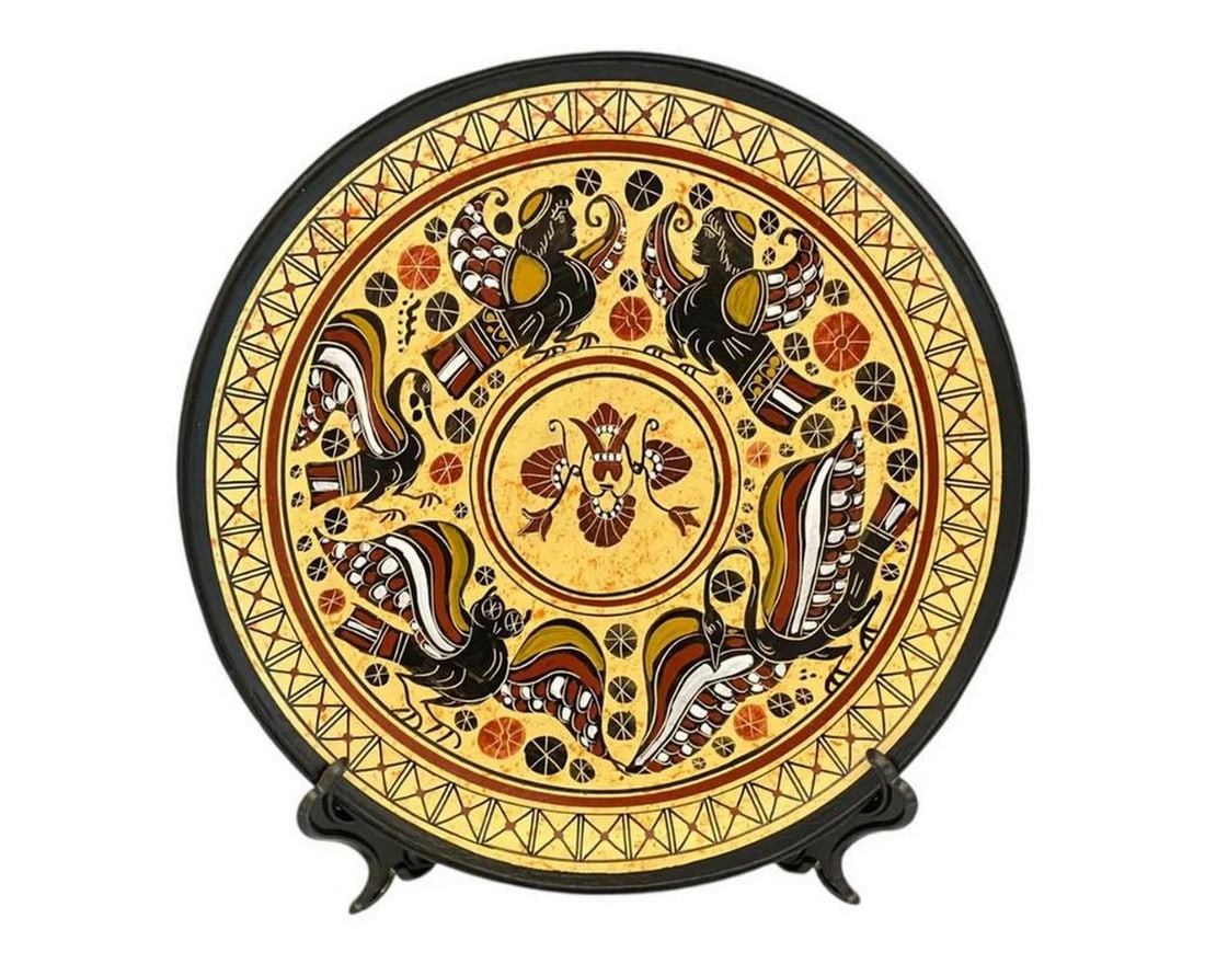Greek Corinthian-Style Ceramic Plate – Mythological Scene Replica: Greek Corinthian-Style Ceramic Plate – Mythological Scene Replica This 24 cm Ancient Greek–inspired decorative ceramic plate is designed in the style of Corinthian pottery, a tradition known for d
