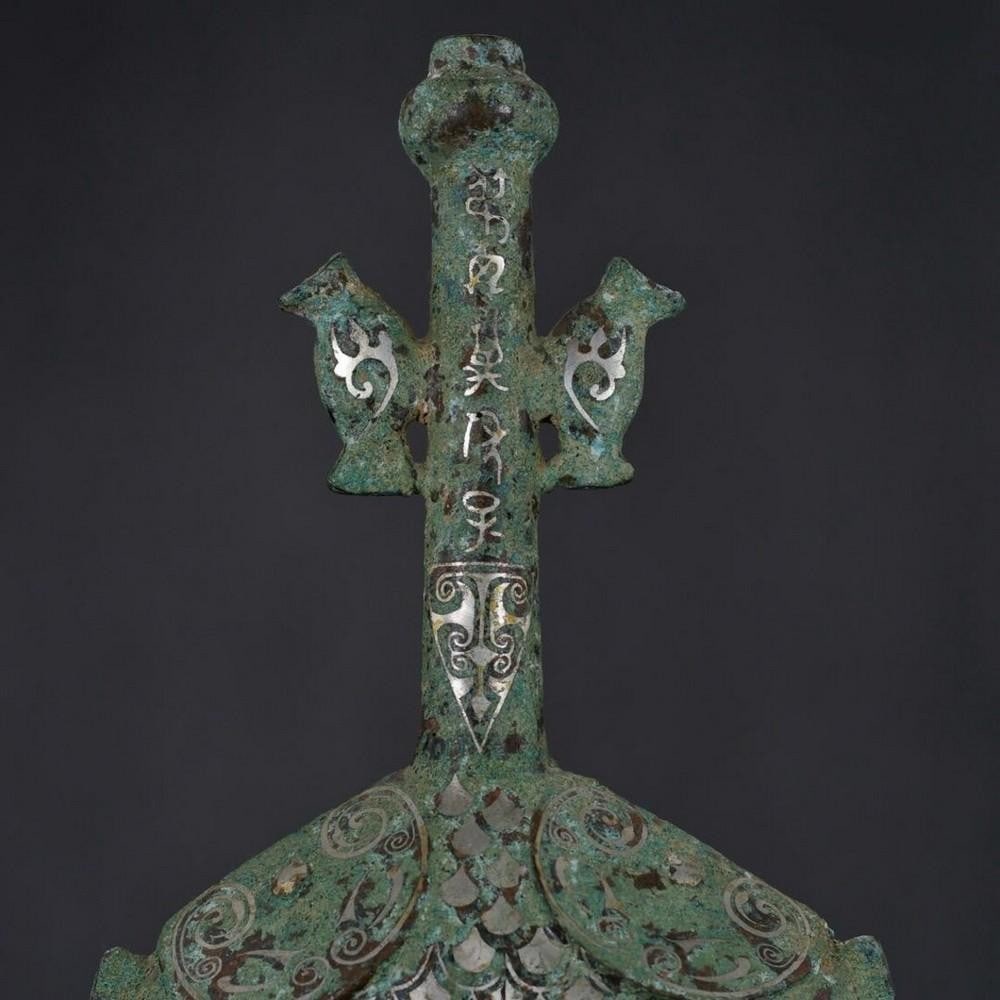 Antique Chinese Inlaid Silver Flat Pot Bronze Ornament: Antique Chinese Inlaid Silver Flat Pot Bronze Ornament This antique Chinese bronze flat pot ornament features exquisite silver inlay, showcasing masterful craftsmanship and timeless elegance. The in