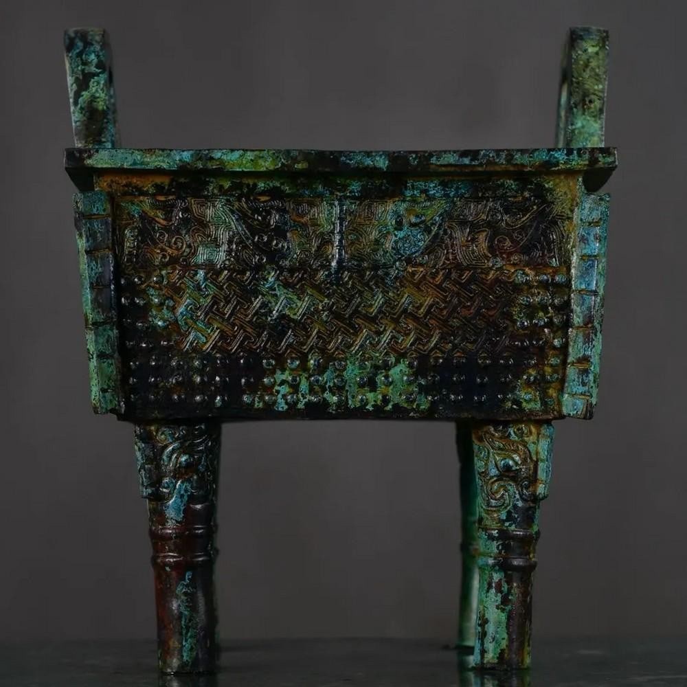 Chinese Handmade Bronze Square Tripod Statue: Chinese Handmade Bronze Square Tripod Statue This exceptional handmade bronze square tripod statue is a stunning representation of traditional Chinese craftsmanship. The square tripod design, known fo