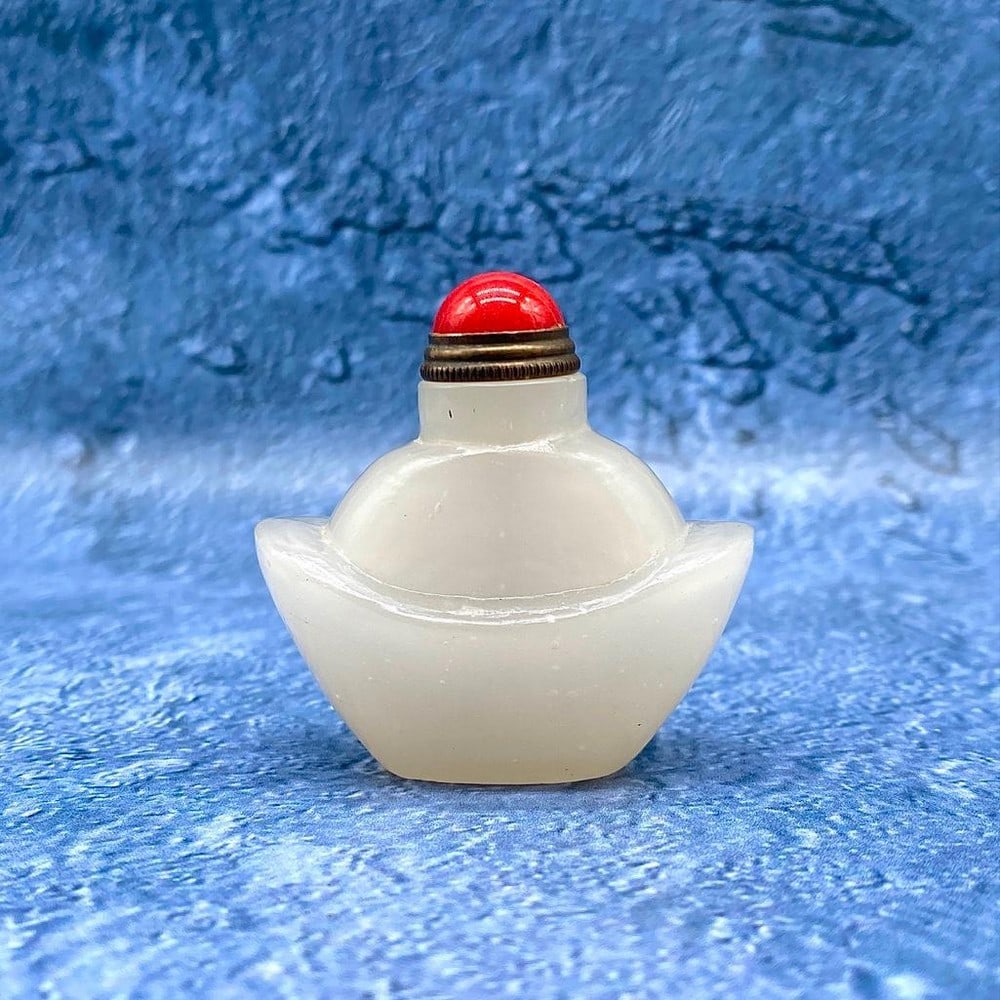 Hand-carved Chinese White Jade Snuff Bottle: Hand-carved Chinese White Jade Snuff Bottle. A Simple But Polished Design. Sometime the simplest of Designs Can Have The Nicest Of Qualities. An Excellent Addition for Any Collection. View Photos For
