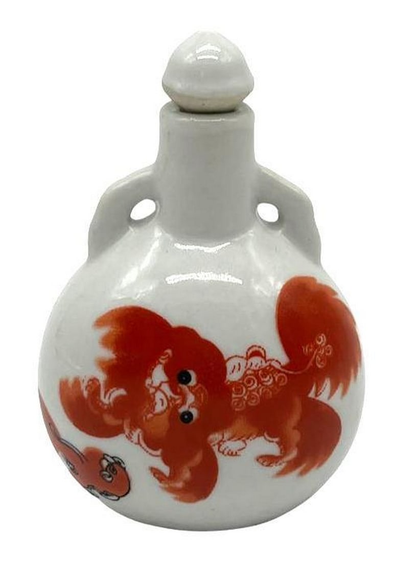 Chinese Koi Fish Porcelain Snuff Bottle: Chinese Koi Fish Porcelain Snuff Bottle Beautifully handmade porcelain koi fish snuff bottle. Reign signed on the base. View photos for further details.