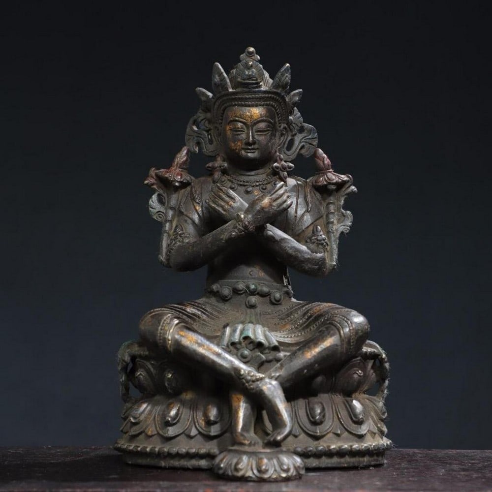 Chinese Antique Handmade Pure Bronze Maitreya Buddha Statue: Chinese Antique Handmade Pure Bronze Maitreya Buddha Statue An exquisite and rare Chinese antique statue depicting Maitreya Buddha, meticulously handcrafted from pure bronze. This ornamental piece re