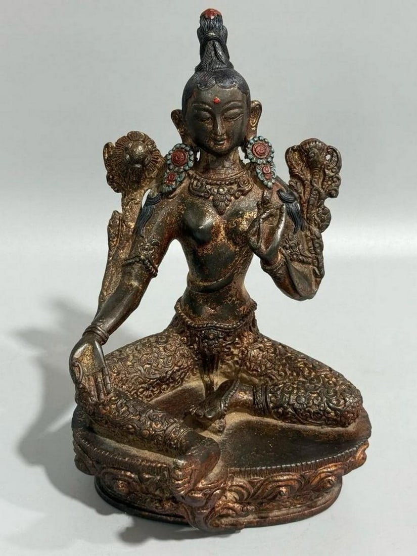 Antique Handcrafted Pure Copper Padmasambhava Buddha Statue: Antique Handcrafted Pure Copper Padmasambhava Buddha Statue A rare and exquisite statue of Padmasambhava Buddha, handcrafted from pure copper. This vintage piece dates back to the 19th century and re