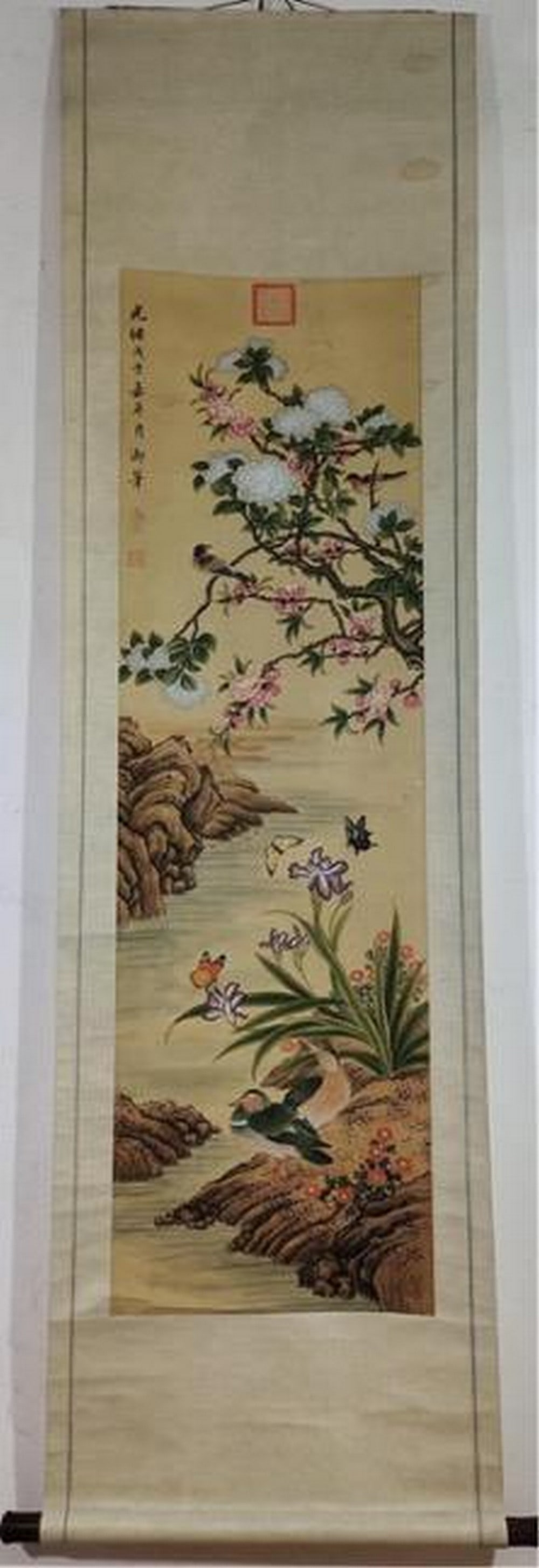 Birds flowers silk scroll by Ci Xi: Birds flowers silk scroll by Ci Xi Chinese Name: ? ?? ????? ?? Dimensions: 138 × 41.5CM Please view photo for further details.