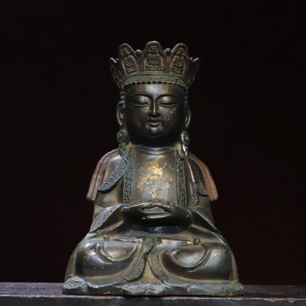 Gilded Copper Sakyamuni Buddha Statue: Gilded Copper Sakyamuni Buddha Statue This antique Sakyamuni Buddha statue showcases exceptional Chinese craftsmanship, meticulously handcrafted from pure copper and adorned with a refined gold rubbi