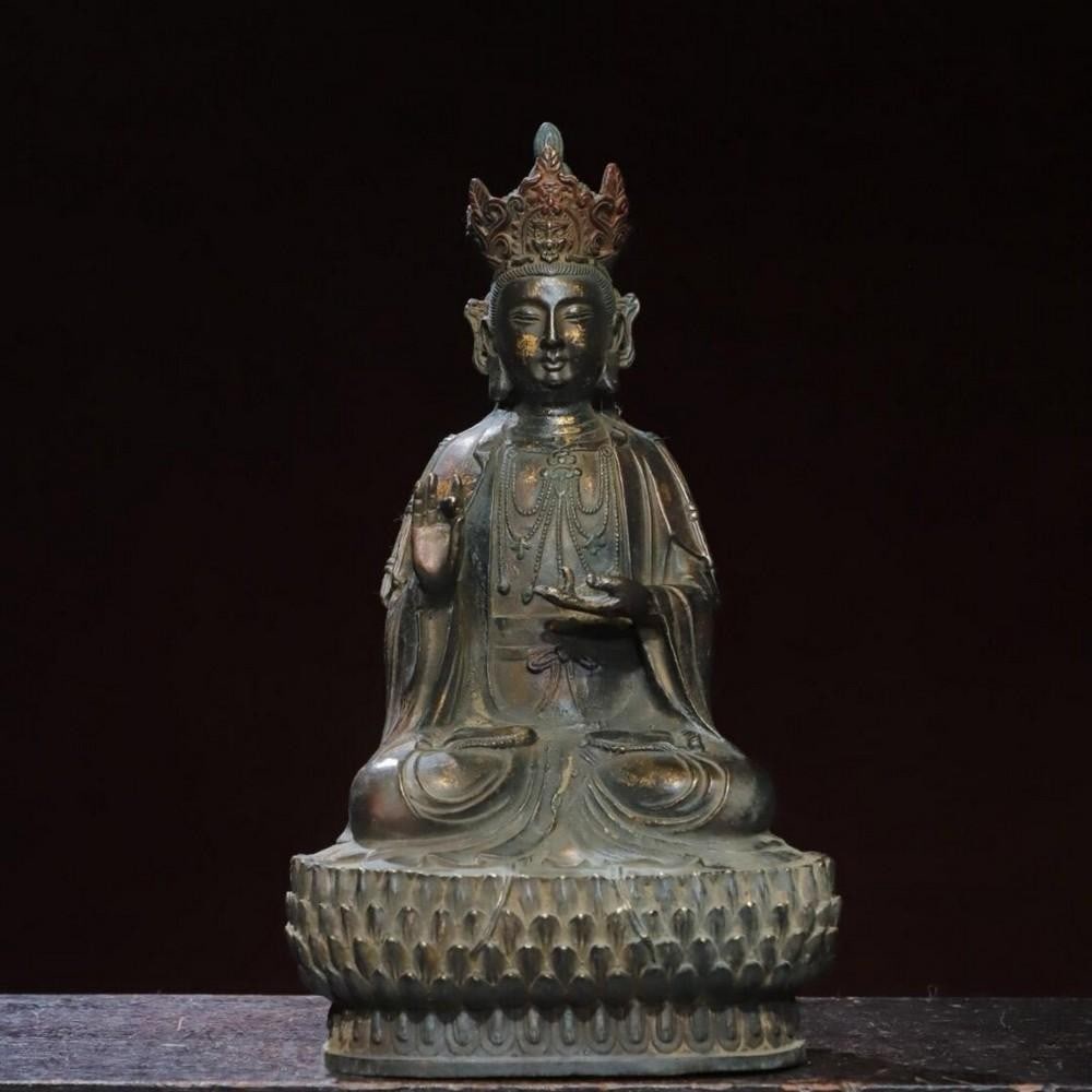Gilded Copper Guanyin Buddha Statue: Gilded Copper Guanyin Buddha Statue This antique Guanyin Buddha statue is a stunning example of traditional Chinese craftsmanship, meticulously handcrafted from pure copper with a refined gold rubbin