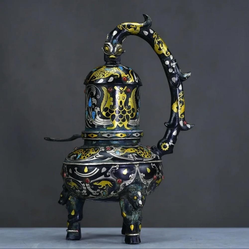 Chinese Bronze Inlaid Gold and Silver Palace Lantern Statue: Chinese Bronze Inlaid Gold and Silver Palace Lantern Statue This rare hand-crafted palace lantern is a stunning example of traditional Chinese metalwork, featuring intricate bronze inlay with gold and