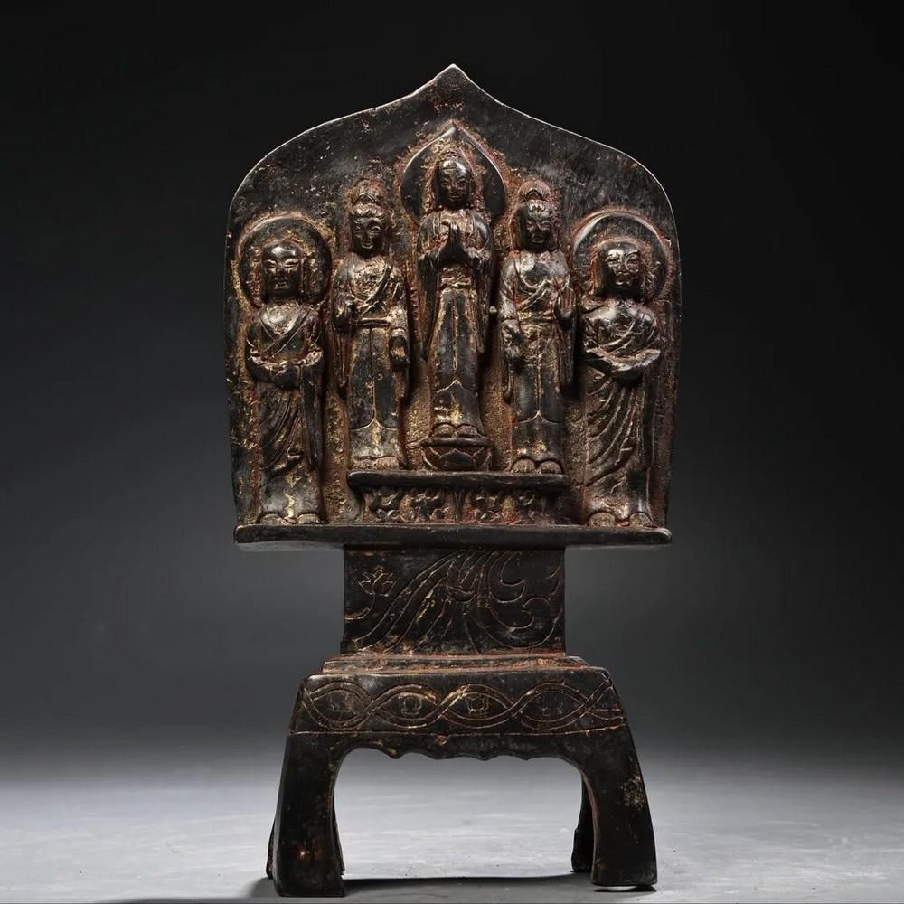 Northern Wei Dynasty Bench-Seated Buddha Mud-Gold Copper Antique: Northern Wei Dynasty Bench-Seated Buddha Mud-Gold Copper Antique A rare and historically significant piece, this bench-seated Buddha statue from the Northern Wei Dynasty is meticulously handcrafted f