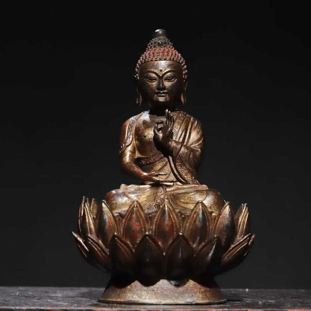 Pure Copper & Gilt Sakyamuni Buddha Statue: Pure Copper & Gilt Sakyamuni Buddha Statue This elegant Pure Copper & Gilt Sakyamuni Buddha Statue captures the serene presence of the historical Buddha in a peaceful seated posture. Crafted f