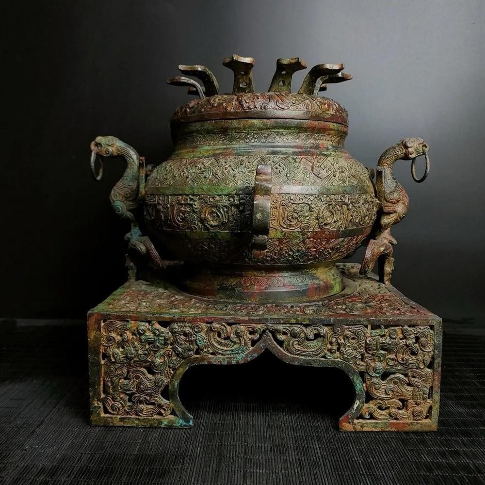 Antique Chinese Bronze Lotus Leaf Square-Base Gui Statue Ornament: Antique Chinese Bronze Lotus Leaf Square-Base Gui Statue Ornament This rare handcrafted bronze statue features a beautifully detailed lotus leaf design on a square base, with the traditional Gui shap