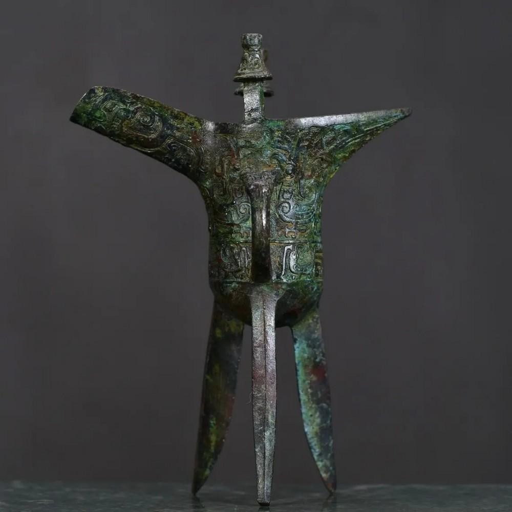 Antique Chinese Bronze Horn Cup Statue Ornament: Antique Chinese Bronze Horn Cup Statue Ornament This rare handcrafted bronze statue features an elegant horn cup design, symbolizing strength, power, and ancient ceremonial practices in Chinese cultu