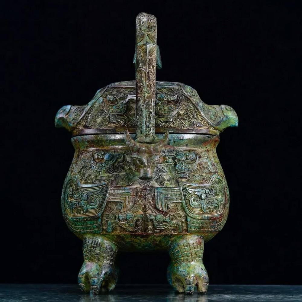 Antique Chinese Bird Handle Bronze Inscribed Ornament: Antique Chinese Bird Handle Bronze Inscribed Ornament This antique bronze ornament features a gracefully sculpted bird-shaped handle, complemented by intricate inscriptions that enhance its