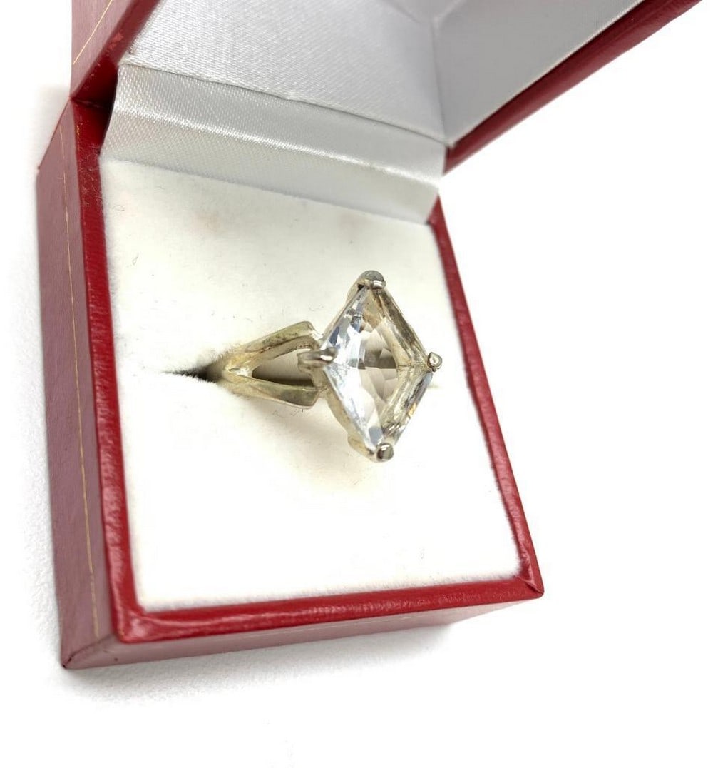 Ladies Size 7 Crystal Ring in Prong Style Silver Toned Mount: Ladies Size 7 Crystal Ring in Prong Style Silver Toned Mount. Please view photos for further details. 