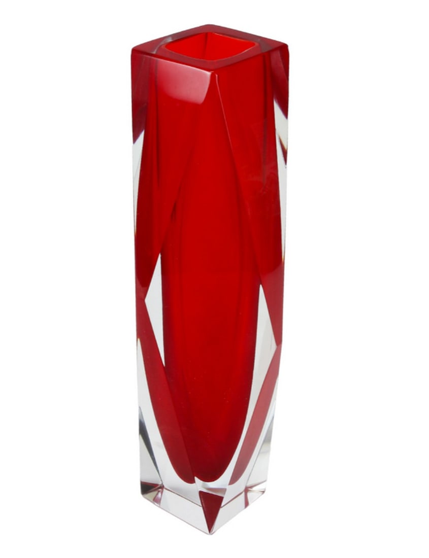 Elegant Red Luxury Vase – Murano Glass: Elegant Red Luxury Vase – Murano Glass This exquisite vase is meticulously handmade using authentic Murano glass and crafted through the traditional blown glass technique. The piece is created with