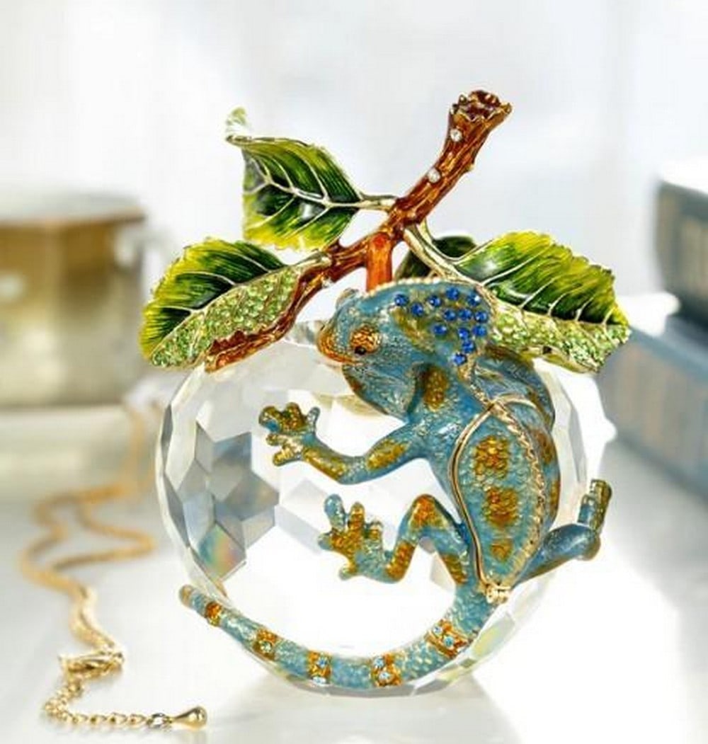 Enchanted Apple with Chameleon: Enchanted Apple with Chameleon A whimsical blend of nature and elegance, this crystal apple trinket features a dazzling chameleon perched playfully atop its smooth, clear form. The apple’s